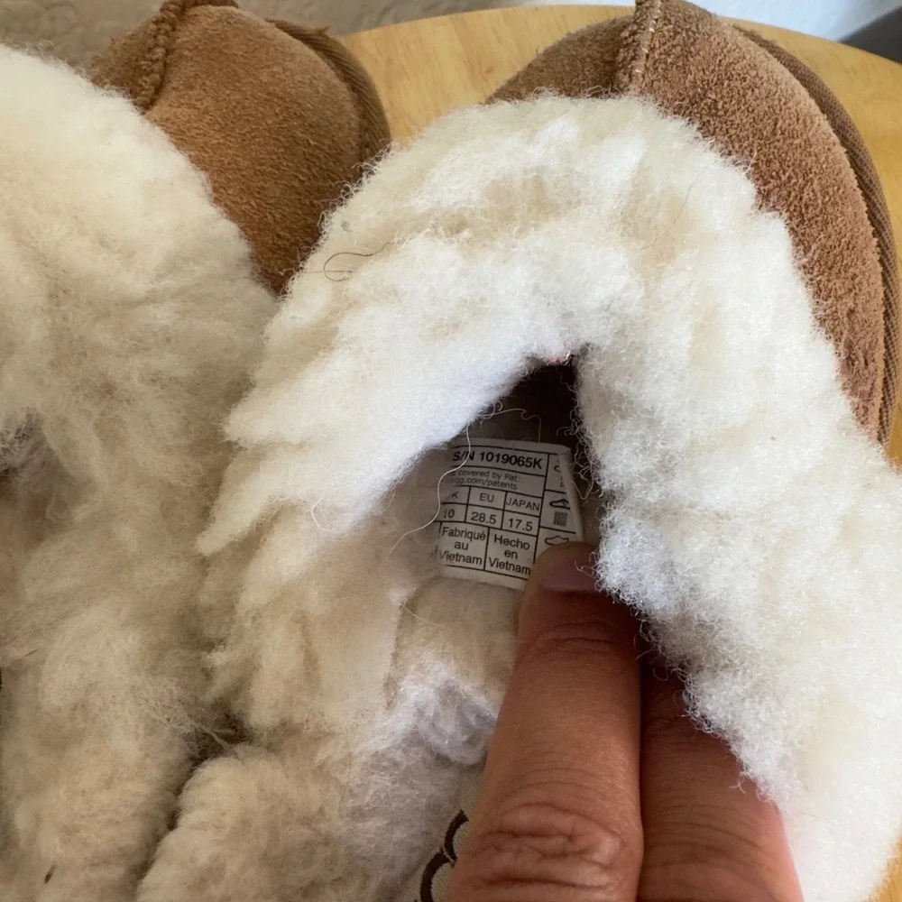 UGG Kids Cozy Suede Slippers - Cream Fur Slip On Shoes - Toddler Size‎ 11